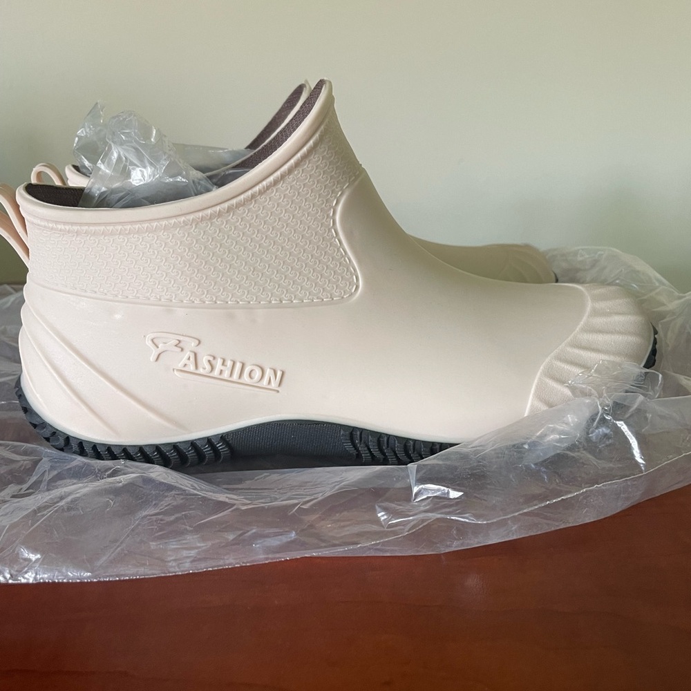 NWT mud shoes